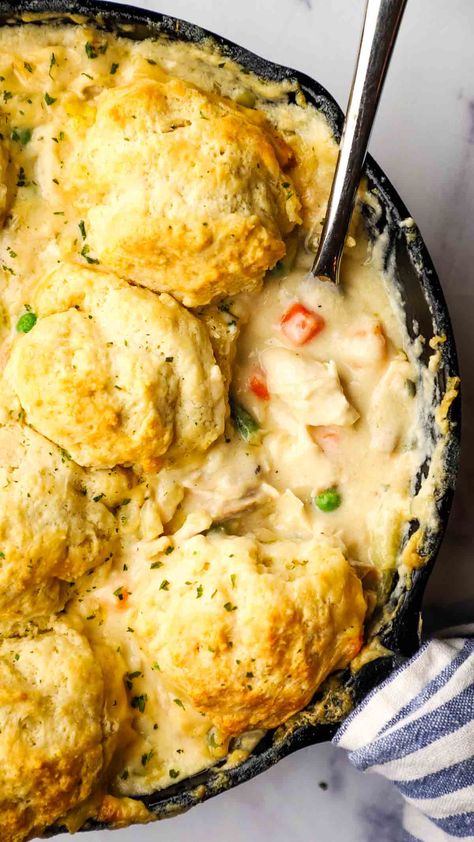 This easy cast iron skillet chicken pot pie takes a few shortcuts with shredded rotisserie chicken, and frozen vegetables. Super simple homemade buttermilk drop biscuits top the creamy filling (lightened-up with evaporated milk!). This is the ultimate weeknight comfort meal and a dinner the whole family will get excited about! Shepherd Pies, Vegetable Pot Pie, Biscuit Chicken Pot Pie, Vegetable Pot Pies, Pot Pie Casserole, Biscuits Casserole, Pie Iron, Chicken Pot Pie Casserole, Pot Pie Filling