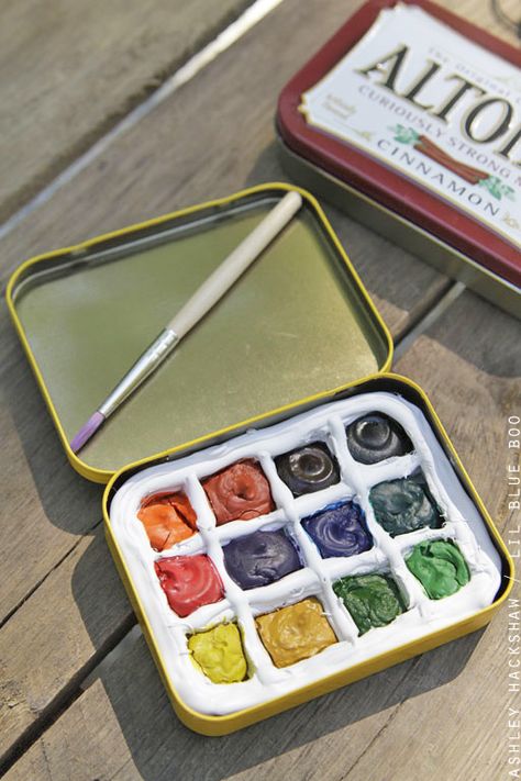 How to make your own DIY mini paint palette Diy Mini Paint Palette, Diy Mini Watercolor Palette, How To Make Your Own Watercolor Paint, Mini Paint Palette, Diy Art Kit, Diy Paint Pallet, Diy Mini Sketchbook, Mini Watercolor Palette, Diy Paint Palette