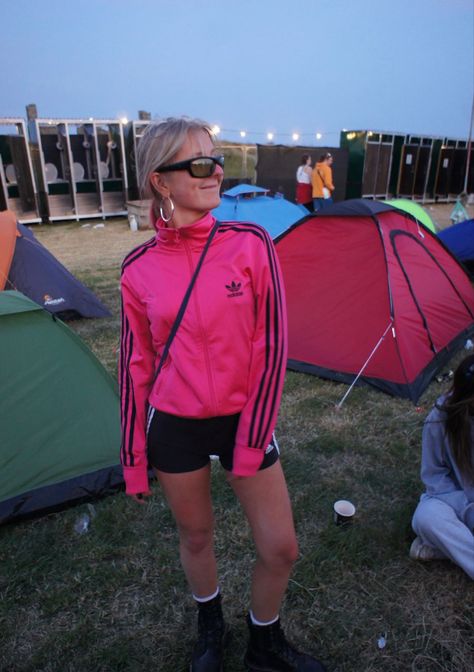 Festival Outfit Sequin, Layered Festival Outfit, Chilled Festival Outfits, Boomtown Outfit Ideas, Boiler Room Outfit Aesthetic, Australian Festival Fashion, Btv Outfits 2024, All Points East Festival Outfit, Reading Festival Outfit Ideas