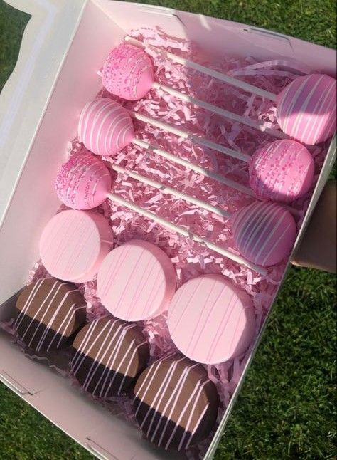 Cake Pop Gift Box Ideas, Cake Pops Small Business, Chocolate Covered Oreo Bouquet, Cake Pops And Strawberries, Pink Oreos Chocolate Dipped, Chocolate Covered Desserts Ideas Treats, Cake Pops And Cakesicles, Cake Pops Designs Ideas, Barbie Chocolate Covered Oreos