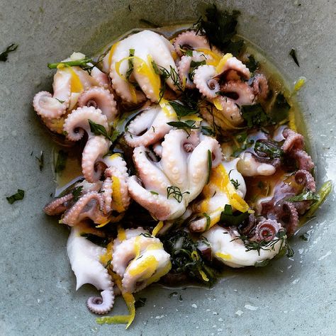 -The KitchenMaid-: Baby octopus with lemon and herbs Tom Yum Soup Recipe, Chorizo Stew, Octopus Recipes, Octopus Salad, Tapas Recipes, Baby Octopus, Calamari, Slow Cooked, Lemon Recipes