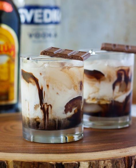 Chocolate White Russian    2 ounces Vodka  1 ounces Kahlua  2 ounces Heavy Cream  ½ ounce Chocolate Syrup  Ice Chocolate White Russian, Kahlua Drinks, Frozen Drinks Alcohol, White Russian Recipes, Coffee Treats, White Russian, Cocktail Desserts, Chocolate Tart, Alcohol Drink Recipes