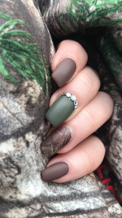 Camouflage Nail Designs, Nails For Hunting Season, Hunting Acrylic Nails, Duck Camo Nails, Hunting Nail Art, Camo Nail Designs Camouflage, Deer Nails Hunting, Hunting Nails Deer, Camo Nails Design