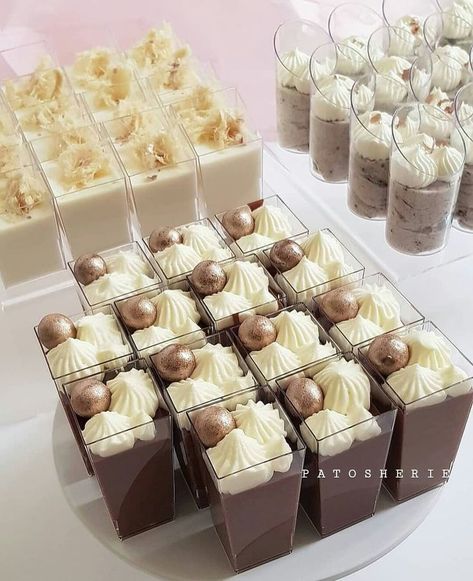 Dessert Shooters Wedding, Tårta Design, Mini Dessert Cups, Dessert Shooters, Dessert Shots, Dessert Aux Fruits, Mini Dessert, Party Food Platters, Wedding Dessert Table