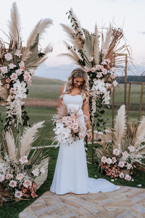 Elegant Country Wedding Ideas, Diy Boho Wedding Bouquet Tutorial, Wedding Arbour Flowers, Arbour Wedding, Arbour Flowers, Seacliff House, Pampas Wedding, Boho Bridal Bouquet, Pampas Grass Wedding