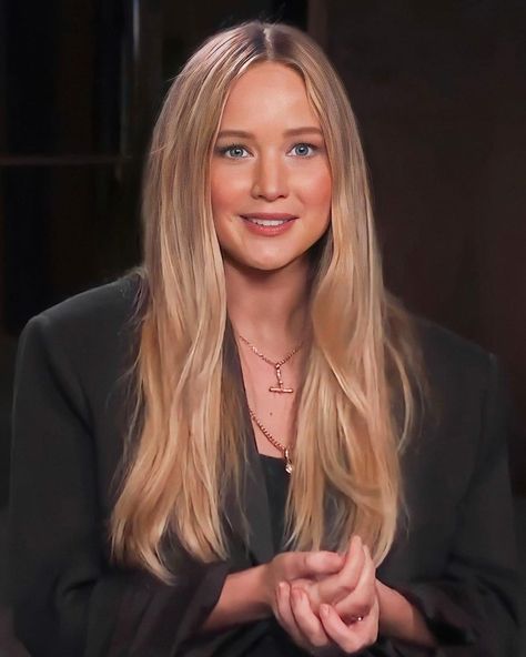 Jennifer Lawrence Long Hair 2023, Jennifer Lawrence Blonde Hair, Jenifer Lawrence Haircut, Jenifer Lawrens Hair, Jennifer Lawrence Hair 2023, Jennifer Lawrence Hair Long, Jennifer Lawrence Long Hair, Blond Celebrities, Jennifer Lawrence 2023