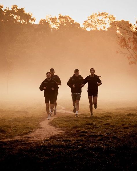 division:bpm on Instagram: "Early morning mist 📷 @jack_hare" Early Morning Run Aesthetic, 5 Am Club, Early Morning Run, Sport Vibes, Running Art, Running Photography, Running Photos, Race Photography, Motivational Photos