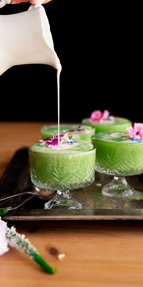 Green Gazpacho Recipe, Green Gazpacho, Cucumber Gazpacho, Melon Soup, Spring Appetizers, Gazpacho Recipe, Chilled Soup, Cold Soup, Honeydew Melon