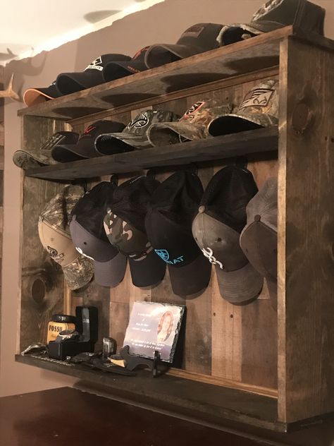 Diy Wooden Hat Rack For Men, Custom Hat Rack, Hat Shelf Ideas Diy, Hat Racks For Men, Vertical Hat Rack Diy, Hat Rack Wood, Cowboy Closet Ideas, Diy Western Hat Rack, Rustic Hat Rack Diy