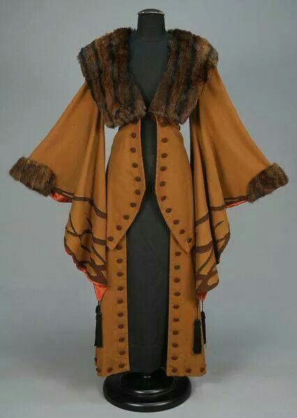 Guessing the date range on this gorgeous coat. Winter Vintage Outfits, Winter Attire, 20th Century Fashion, Retro Mode, Antique Clothing, Old Fashion, Edwardian Fashion, 1920s Fashion, Historical Dresses