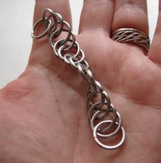 How to Chainmaille : Basic Spiral Tutorial and Jens Pind Earrings Chainmail Diy, Chainmaille Jewelry Patterns, Chain Maille Patterns, Chainmaille Tutorial, Jump Ring Jewelry, Diy Chain, Chainmail Jewelry, Chain Maille Jewelry, Chain Maille