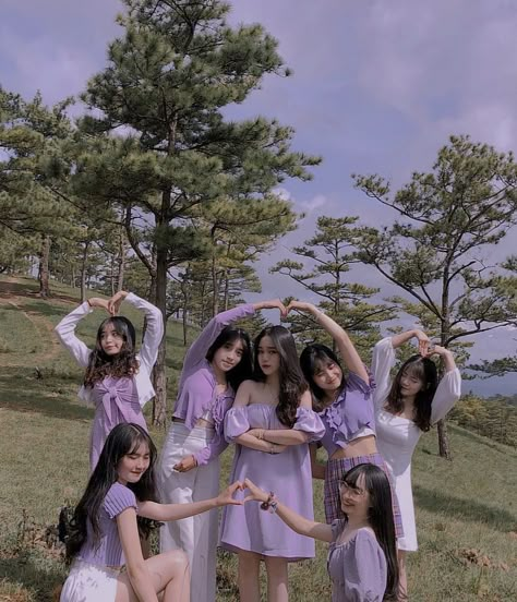 Group Picture Poses, Photos Bff, Bff Girls, Bff Poses, Friendship Photoshoot, Adobe Lightroom Photo Editing, Korean Best Friends, Friend Pictures Poses, One Friend