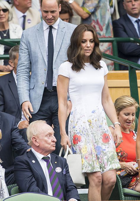 16 July 2017 - Duchess of Cambridge Kate (nee Middleton) attends the Wimbledon Men's Final in a summery floral dress. Kate Middleton Wimbledon, Vévodkyně Kate, William And Catherine, William E Kate, Kate Middleton News, Wimbledon Fashion, Prince And Princess Of Wales, Catherine Walker, Princess Kate Middleton