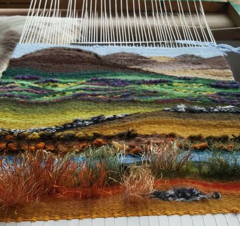 Weaving Landscapes Ideas, Landscape Tapestry Weaving, Weaving Without A Loom, Weaving Landscapes, Weaving Artwork, Weaving Artists, Weaving Nature, Textured Weaving, Nature Weaving