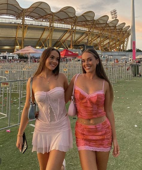 Mescia Twins, Influencers Fashion, Island Girl, Role Models, The Pink, Harry Styles, Influencer, Twins, Girl Outfits