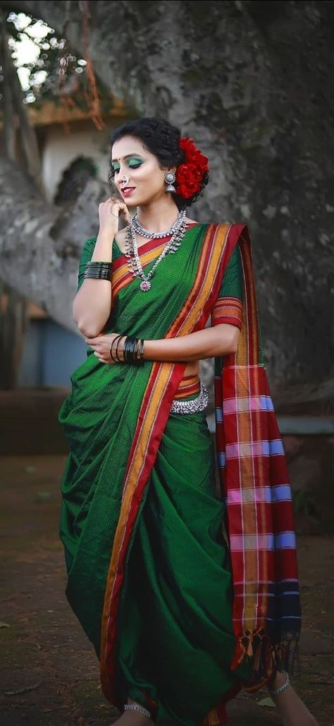 Marathi Poses Women, Vatpornima Saree Photoshoot, Marathi Sadi Pose, Marathi Outfit For Women, Navari Saree Photoshoot Poses, Kashta Saree Poses, Marathi Pose, Khan Saree Marathi, Marathi Look Traditional