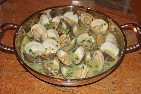 The Grub Files: Cooking with Camissonia: Steamed Clams with Olive Oil, Butter, White Wine, ... Fresh Clams, Steamed Clams, Clam Sauce, Olive Oil Butter, Spain Food, Clam Bake, White Wine Sauce, Dry White Wine, Cooking Techniques