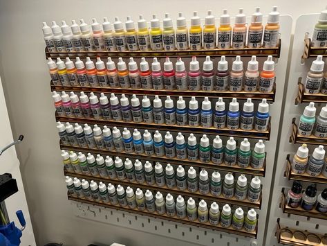 Vallejo Paint Rack for Ikea Skadis by Rm200ie - Thingiverse Acrylic Paint Organization, Skadis Ikea Ideas, Paint Bottle Storage, Skådis Ikea, Paint Desk, Hobby Room Design, Ikea Skadis, Paint Rack, Paint Organization