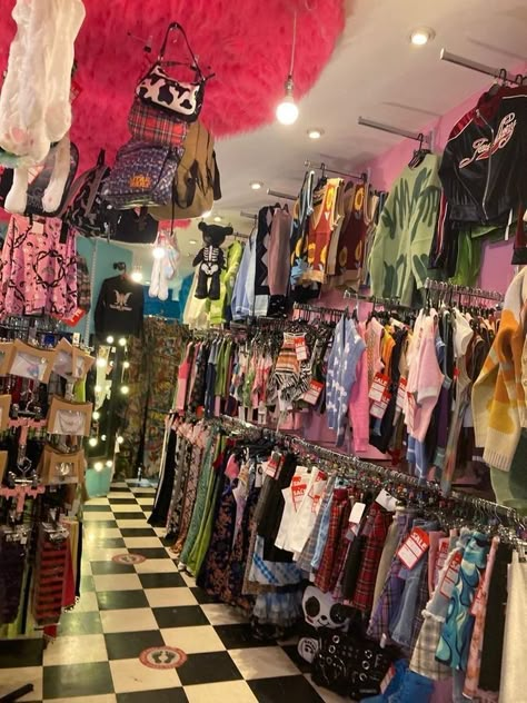 Second Hand Store Ideas, Vintage Thrift Shop Aesthetic, Clothing Store Decor, Vintage Dressing Rooms, Vintage Store Ideas, Thrift Aesthetic, 2000s Clothing, Clothing Store Interior, Boutique Decor