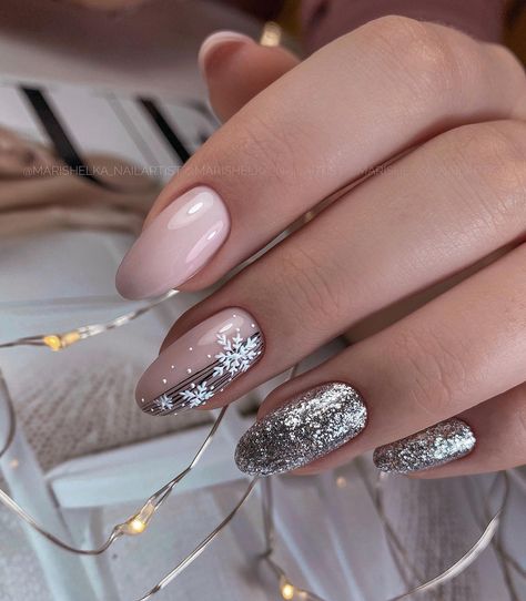 Christmassy Nails Simple, Silver Nails Christmas, Christmas/newyears Nails, Christmas Nail Art Designs Winter, Christmas Nails Elegant Silver Glitter, Silver Winter Nails, Nails Christmas 2022, New Year Nails Design, Chistmas Nails 2022