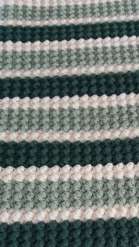 #Iedereenkanhaken© #crochet #Golfjessteek #woondeken #Blanket #stitch #tutorial#nederlands#subtitled Plaid Haken, Blanket Stitch Tutorial, Free Crochet Blanket Patterns, Christmas Crochet Blanket, Stitch Tutorial, Crochet Patterns Free Blanket, Stitch Crochet, Blanket Patterns, Christmas Blankets