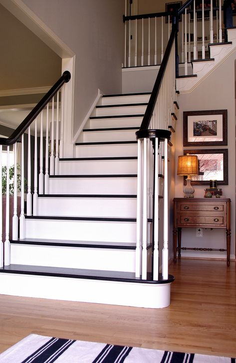 Black Stair Railing, Black And White Stairs, Stair Railing Makeover, Diy Staircase Makeover, Stairs Renovation, White Staircase, Painted Staircases, Black Stairs, White Stairs