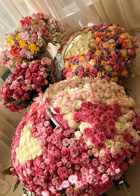 big bouquets of pink roses. luxury. Bouquets Of Roses, Flowers Market, Luxury Flower Bouquets, Romantic Surprise, Prettiest Bouquet, Boquette Flowers, Flowers Bouquet Gift, Nothing But Flowers, Flower Therapy