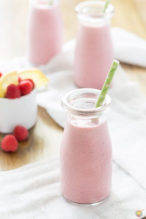 This raspberry and lemon yogurt smoothie recipe is refreshing and makes a great pick me up snack! Yummy Milkshakes, Cake Shake, Dehydrated Strawberries, Lemon Smoothie, Smoothie Recipes With Yogurt, Yogurt Smoothie, Smoothie Ideas, Lemon Bar, Lemon Yogurt