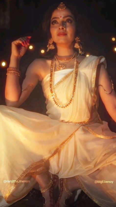 Hindu Goddess Aesthetic, Apsara Aesthetic, Ethnic Photoshoot Poses, Indian Goddess Aesthetic, Fun Games For Teenagers, Bengali Aesthetic, Bride Sarees, Saree Colors, Ettiquette For A Lady