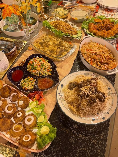 Dinner Ideas Pakistani, Pakistani Dinner Table, Aftari Dishes Pic Snapchat, Pakistani Dawat Table, Dawat Menu Ideas Pakistani, Aftari Dishes Pic, Desi Dinner, Pakistani Dinner, Pakistani Dishes