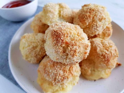 Potato and cheese balls Cheesy Potato Bites, Puff Pastry Pinwheels, Honey Mustard Dip, Potatoes And Cheese, Mustard Dip, Frozen Potatoes, Gluten Free Bread Crumbs, How To Make Potatoes, Gluten Free Potatoes