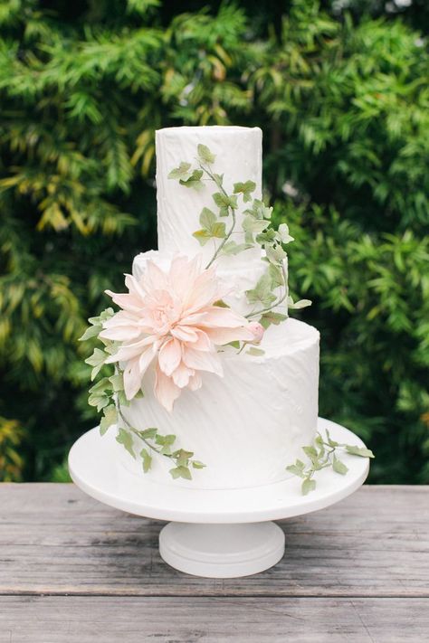 34 White Wedding Cakes for Every Kind of Celebration White Fondant Cake, Outdoor Wedding Cake, Sugar Flower Wedding Cake, Metallic Wedding Cakes, Cupcakes Ideas, Rustic Wedding Cake Toppers, Fresh Flower Cake, Rustic Wedding Cake, Gorgeous Wedding Cake