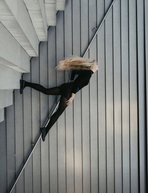 Photos On Stairs Ideas, Stairs Portrait Photography, Jean Campaign, Foto Scale, Urban Photography Portrait, Photography Inspiration Portrait, Portrait Photography Women, Industrial Photography, Studio Photoshoot