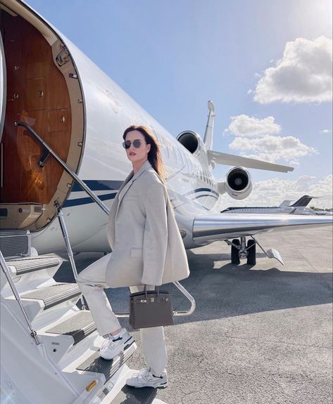 Private Jet Aesthetic, North Carolina Resorts, Flying Private, Wealthy Woman, Rock Women, Jet Privé, Jet Girl, Air Port Outfit, Women Ceo