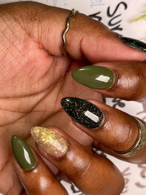 Green Gold Holiday Nails, Fern Nails, Brown And Green Nails, Emerald Green Nail Ideas, Gold Holiday Nails, Vacay Nails, Nail Swag, Birthday Nails, Mani Pedi