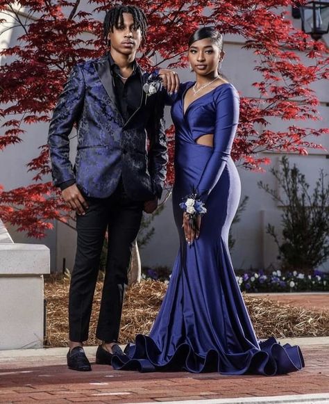 Navy Blue Prom Couple, Prom Outfits Couples, Blue Prom Couple, Relationship Poses, Guys Prom Outfit, Prom Usa, Guys Prom, Prom Fits, Prom Pictures Couples Black