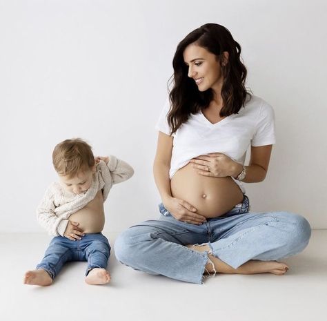 Diy Maternity Photos, Home Maternity Photography, Studio Maternity Shoot, Family Maternity Pictures, Boho Mother, Studio Maternity Photos, Maternity Photography Poses Outdoors, Lucy Mecklenburgh, Maternity Photography Family