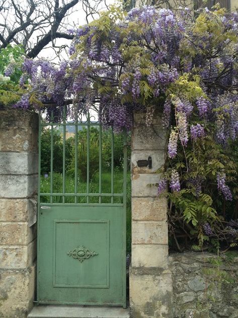 Courtyard Gate, Antique Garden Gate, Portico Shabby Chic, Compound Wall Gate Design, Garden Gate, Wrought Iron Garden Gates, Metal Garden Gates, Iron Garden Gates, Garden Gates And Fencing