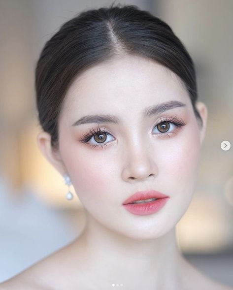 Korean Makeup Wedding Bridal, Fresh Make Up Look For Graduation, Korean Fresh Makeup Look, Korean Makeup Round Face, Korean Soft Glam Makeup, Bridal Makeup Asian Brides Soft Glam, Korean Makeup Look For Graduation, Make Up Wedding Korea, Korean Wedding Makeup The Bride