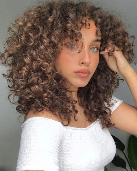 Tondreanna Esquilín on Instagram: “Really proud of everything I see from the conversations I’m having with friends to what is being posted on social media. While that’s all…” Highlights Curly Hair, Shampoo For Curly Hair, Medium Curly Hair Styles, Haircuts For Curly Hair, Pinterest Hair, Curly Hair Inspiration, Hair Texture, Curly Hair Tips, Curly Hair Cuts