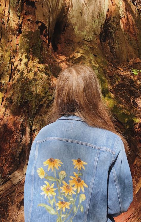 Denim Jacket Flowers, Painted Jean Jacket Flowers, Painting On Jeans Jacket, Painted Denim Jacket Flowers, Painting Jeans Jacket, Denim Jacket Back Painting, Sunflower Jean Jacket, Denim Jacket Painting Ideas Easy, Paint On Jean Jacket