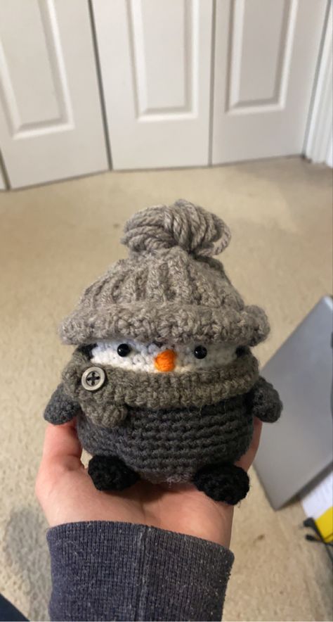 Crochet penguin with removable scarf and hat. Penguin Hat Crochet, Crochet Christmas Aesthetic, Crochet Inspo Amigurumi, Crochet Gift Ideas For Grandma, Winter Crochet Aesthetic, Crochet Croquette, Christmas Crochet Plushies, Crochet Boyfriend Gift, Crochet Scarf Aesthetic