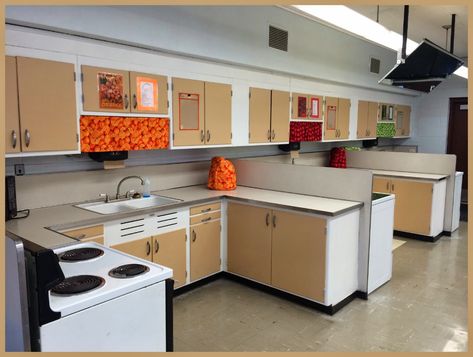 Home Economics Classroom, Facs Classroom, Chef School, Kitchen Science, Science Classroom Decorations, Culinary Classes, Kitchen Set Up, Wake Ideas, Studying Food