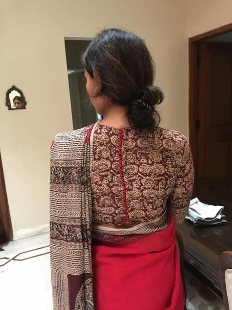 Blouse Designs High Neck, Cotton Saree Blouse Designs, Simple Saree Designs, Latest Model Blouse Designs, Fashionable Saree Blouse Designs, Blouse Design Images, Sari Blouse Designs, Simple Blouse Designs, Long Dress Design