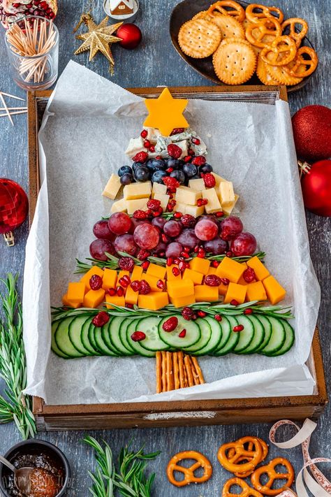 Christmas Tree Shaped Cheese Board Cheese Board Christmas, Best Christmas Appetizers, Best Christmas Tree, Christmas Cheese, Christmas Recipes Appetizers, Christmas Food Dinner, Christmas Brunch, Xmas Food, Cool Christmas Trees