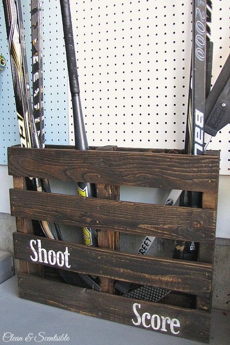 Flip a pallet on its side for one-and-done hockey stick, baseball bat, and other sports equipment storage. (This could totally work for shovels and rakes, too.) 47 Ridiculously Clever Ways To Store Anything And Everything Hockey Equipment Storage, Sports Equipment Organization, Sports Equipment Storage, Hockey Bedroom, Sports Storage, Hockey Room, Pallet Projects Easy, Pallet Storage, Diy Organizer