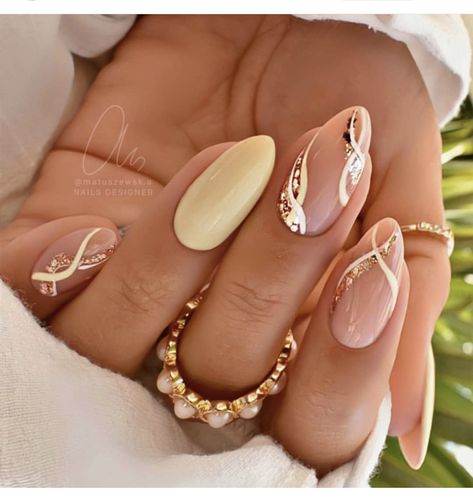 Pale Yellow Nails, Gold Summer Nails, Short Nail Ideas, Occasion Nails, Tape Nail Art, Nails With Gold, Yellow Nails Design, Summer Nail Designs, Pedicure Manicure