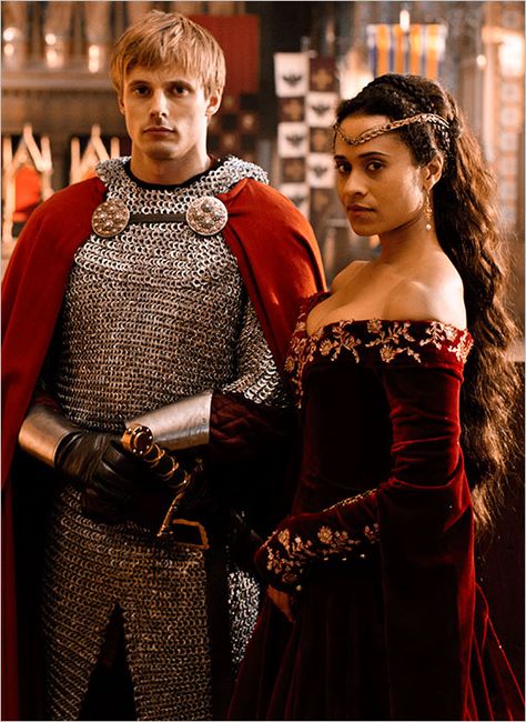 Merlin Series 5. King Arthur (Bradley James) and Queen Guinevere (Angel Coulby) Merlin Costume, Guinevere Merlin, Merlin Gwen, Queen Guinevere, Arthur And Guinevere, Merlin Tv Series, Angel Coulby, Rei Arthur, Merlin Show