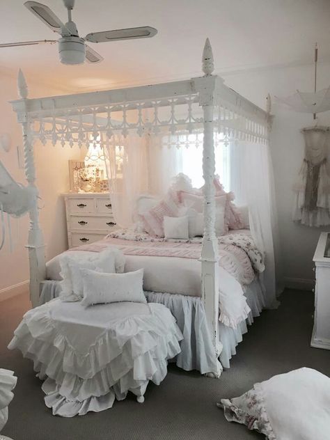 Aemma Targaryen, Styl Shabby Chic, Dekorasi Kamar Tidur, Shabby Chic Bedroom, Girly Room, Shabby Chic Bedrooms, Dream House Rooms, Dreamy Room, Canopy Bed