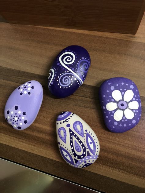 Purple Rock Painting Ideas, Dot Painting On Rocks, Rock Crafts Diy, Rock Painting Flowers, Rock Art Ideas, Rocks Painting, Garden Rocks, Painted Rocks Kids, Painted Rocks Craft